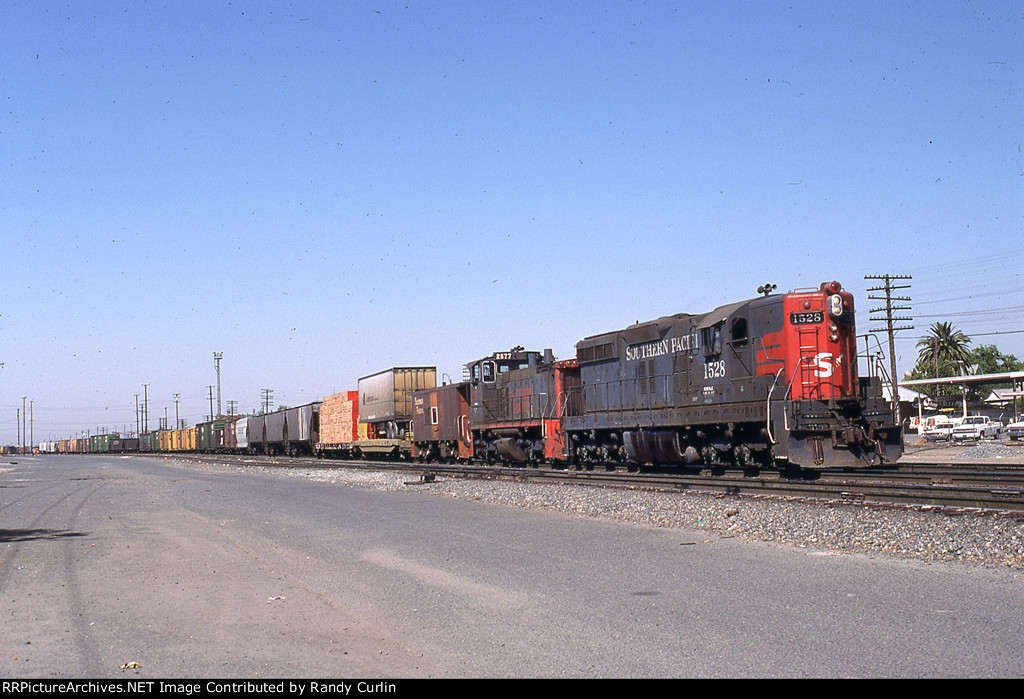 SP 1528 working the east end on the eastbound main